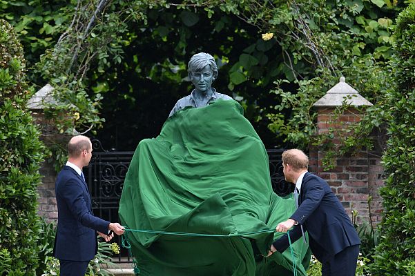  - Dale al Play: Guillermo y Harry inauguran la estatua de Diana de Gales