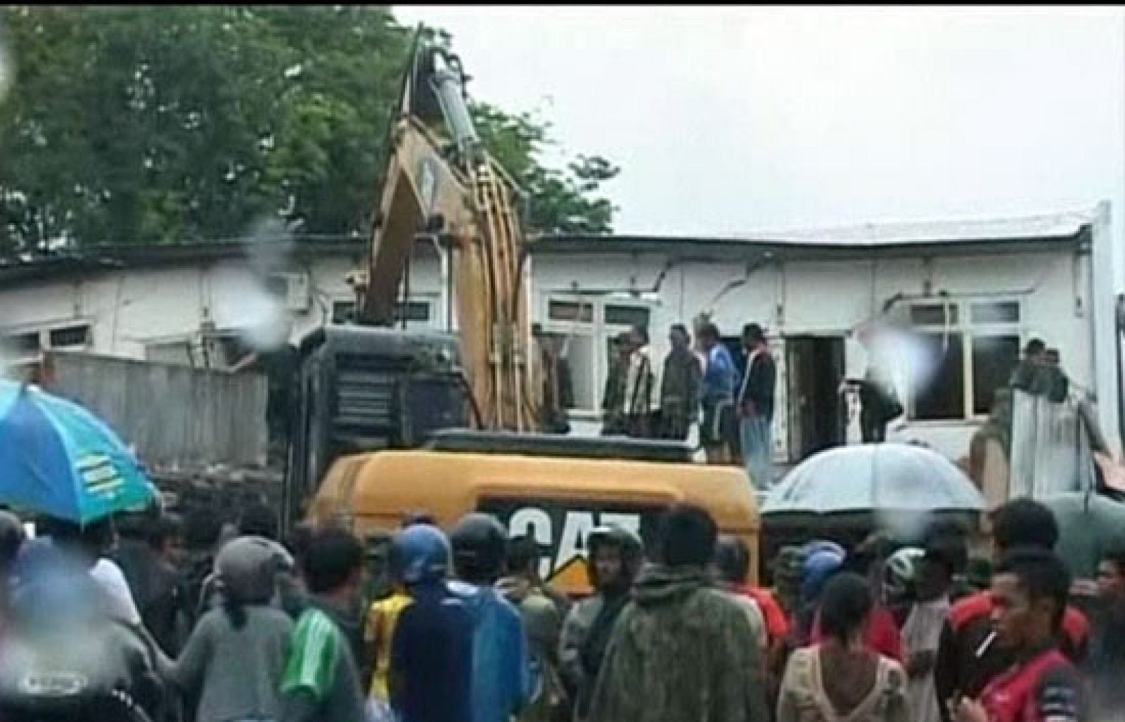 Ya han empezado a llegar los primeros vuelos con alimentos, medicinas y ayuda a Indonesia | Ver