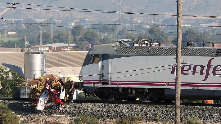 Telediario 2 - Mueren cuatro personas en una colisión entre un tren y un vehículo en un paso a nivel en Novelda