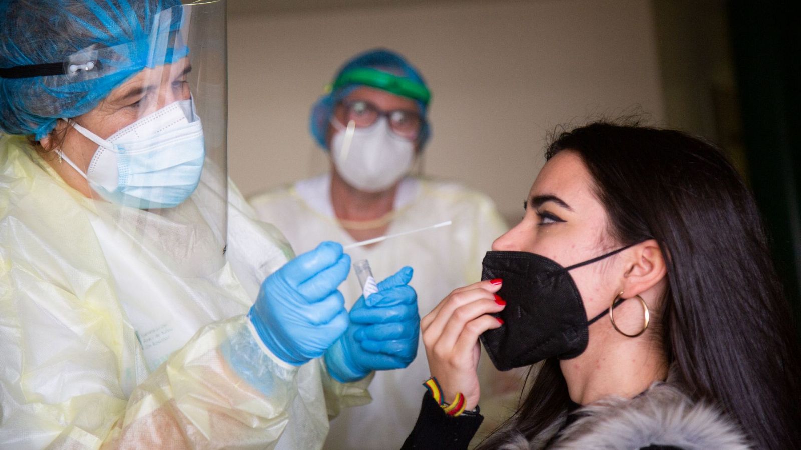 Las comunidades realizan cribados masivos entre los jóvenes ante el aumento de casos | Ver