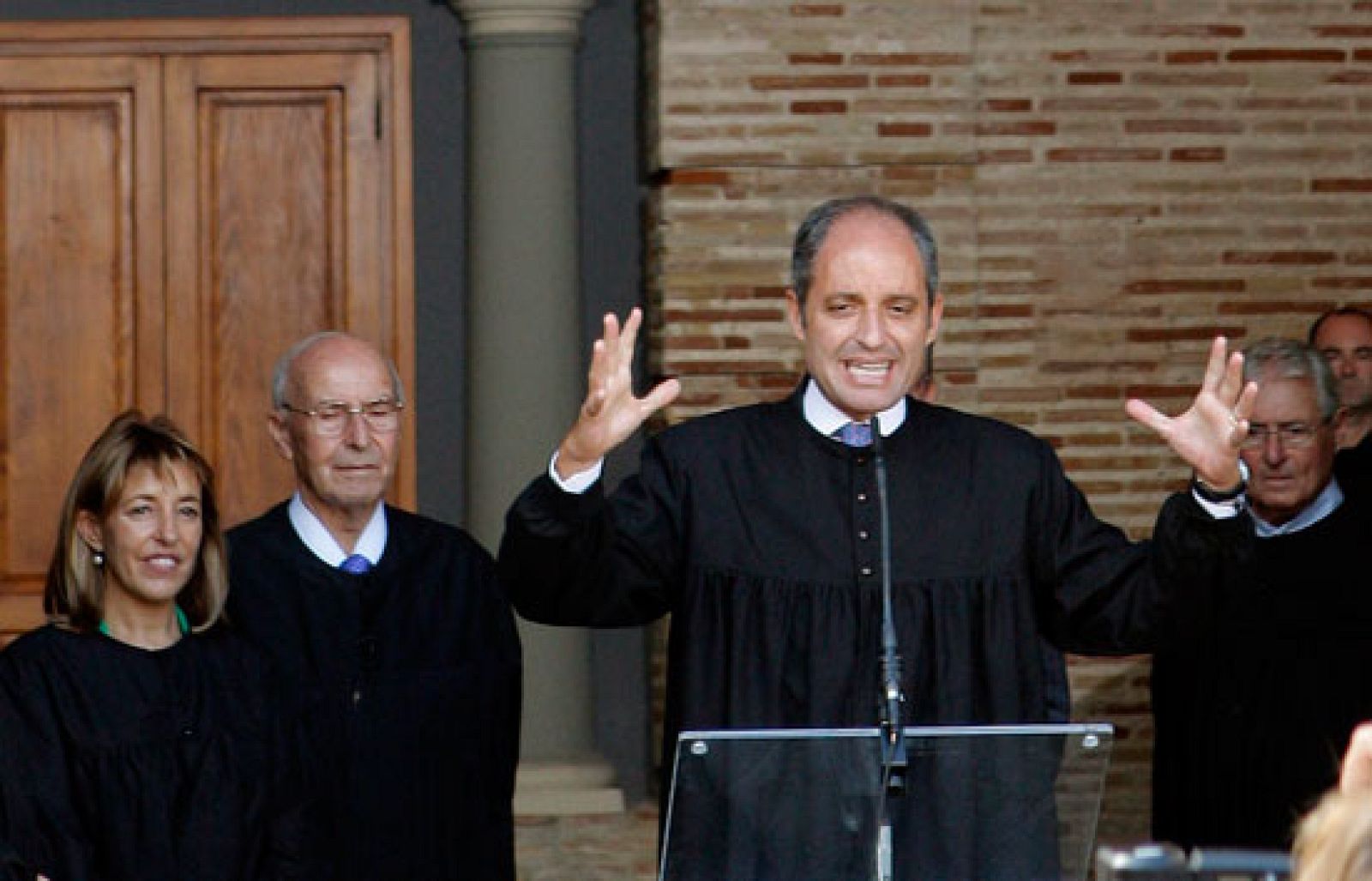 La Fiscalía recurre el archivo de la investigación de los trajes de Francisco Camps | Ver