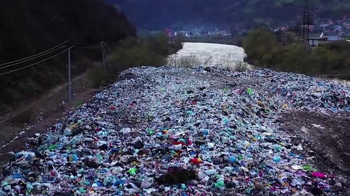 Telediario 2 - Toneladas de plástico contaminan el río Tisza a su paso por Hungría