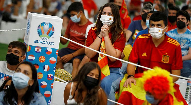 La selección española se gana a la afición pese a caer ante Italia