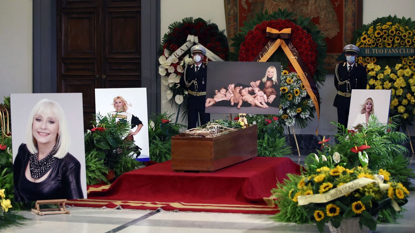 Multitudinario último adiós a Raffaella Carrà en Roma - Informativo 24h | Ver