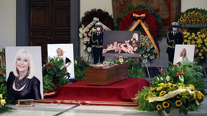 Informativo 24h - Multitudinario último adiós a Raffaella Carrà en Roma