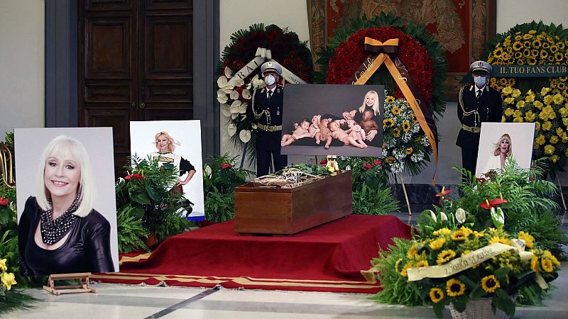 Multitudinario último adiós a Raffaella Carrà en Roma - Informativo 24h | Ver