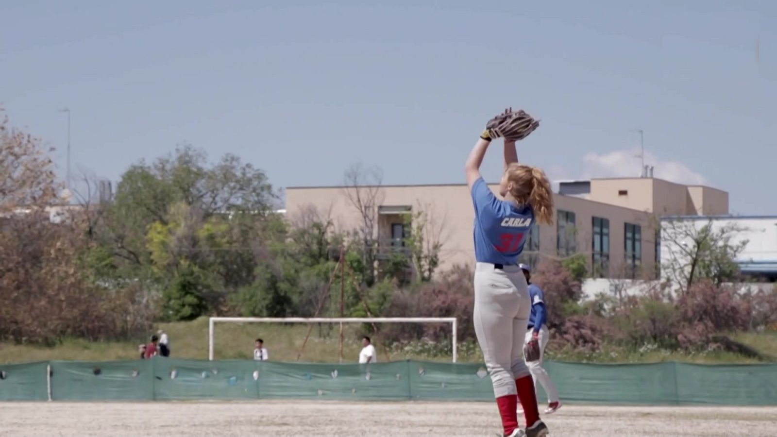 Sofbol - Reportaje "Ligas callejeras de latinoamericanos en España" - ver ahora