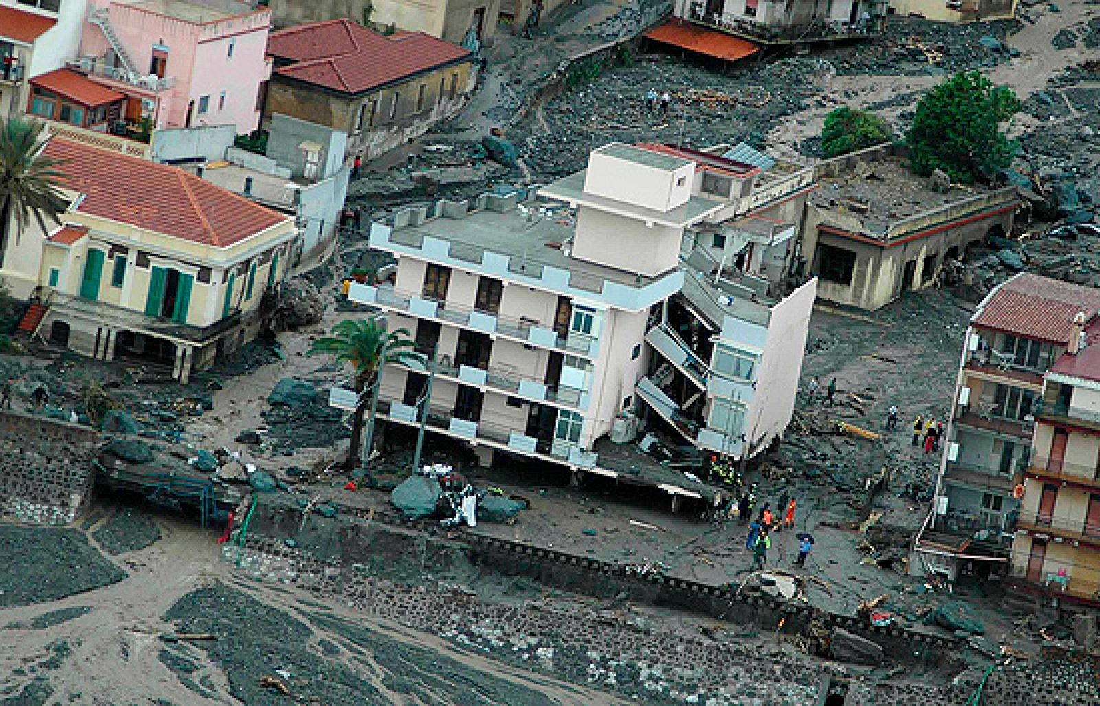 El mal tiempo ha dejado en Sicilia unas espectaculares riadas e inundaciones que han provocado el derrumbamiento de multitud de edificios y corrimientos de tierras.