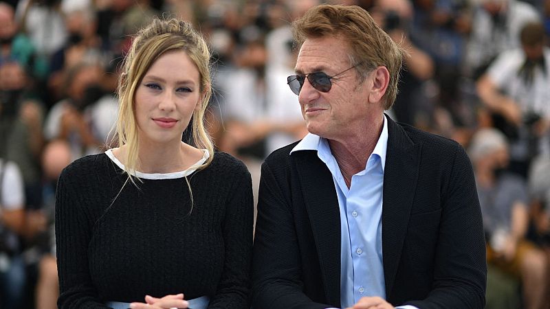 Sean Penn y su hija presentan 'Flag Day en Cannes | Ver