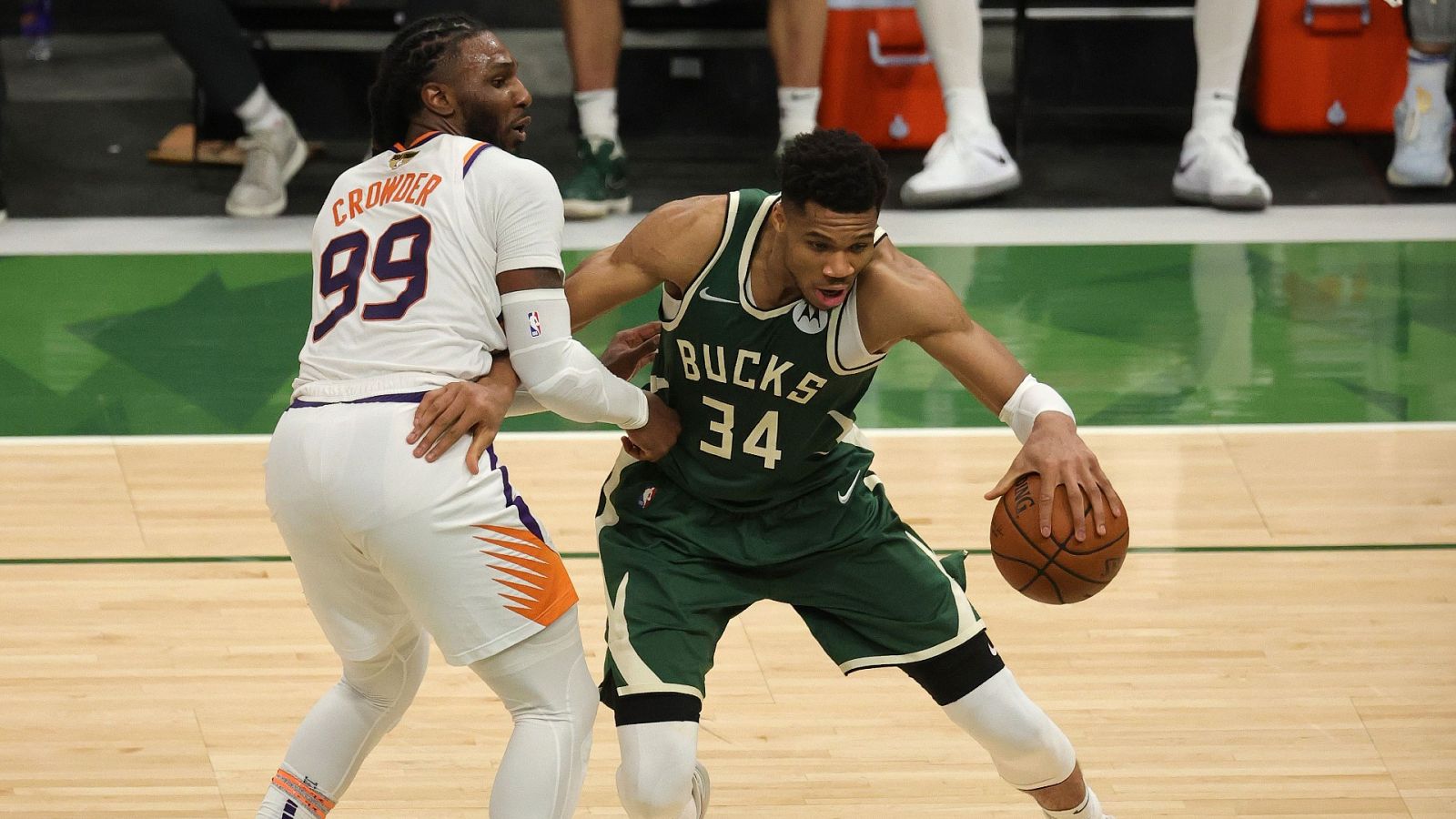 Antetokounmpo da un recital y Bucks se pone 1-2 ante Suns | Ver