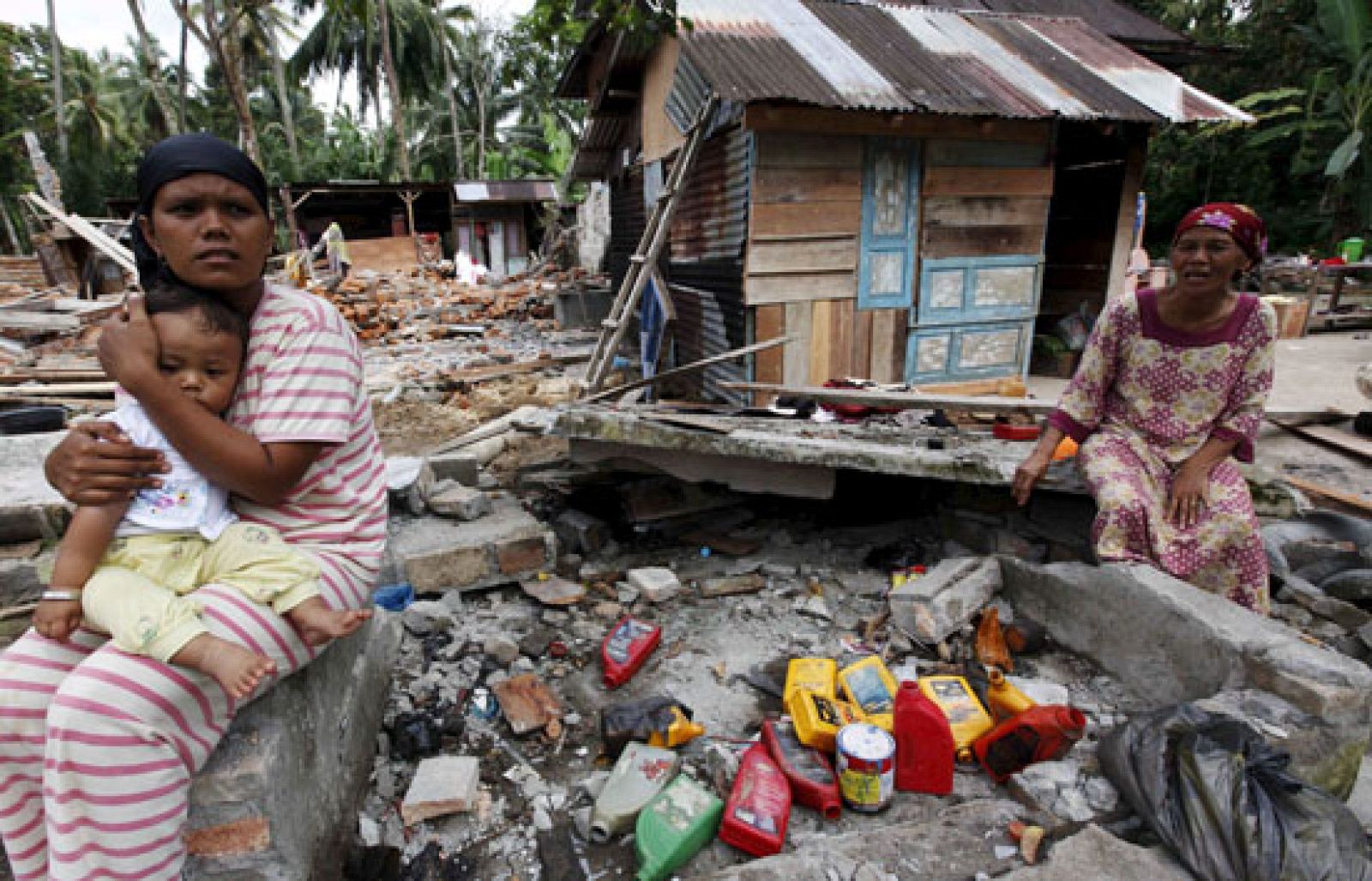 En Sumatra siguen localizando víctimas entre los escombros