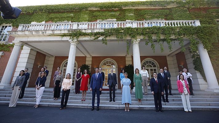 Informativo 24h - Primera foto del nuevo Gobierno en la escalinata del Palacio de La Moncloa