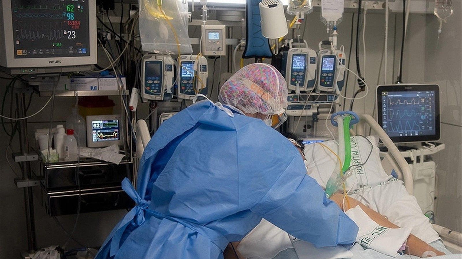 Comienzan a llenarse las UCI en Cataluña pese al perfil más joven de los contagiados