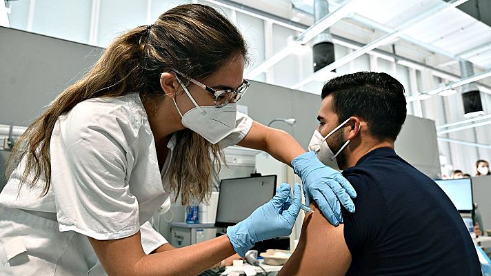 Telediario 1 - Las personas vacunadas que se reinfectan de Covid-19 se cuentan por miles en España