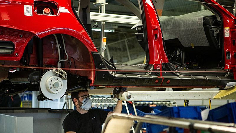 La escasez de chips obliga a parar la producción de Mercedes-Benz en Vitoria y de Seat en Martorell