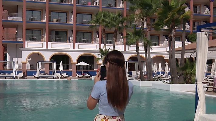 Telediario 1 - Una 'influencer' pasará el verano en un hotel de lujo y le pagarán por ello