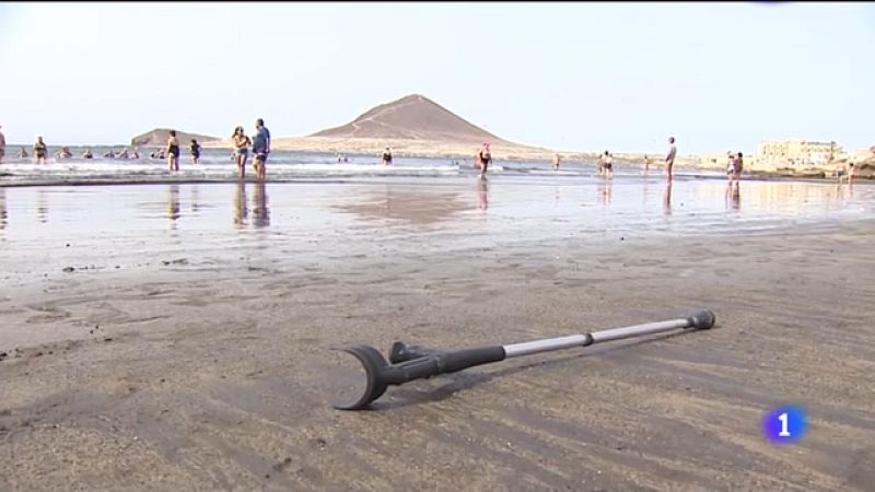 En Canarias 180 mujeres hacen terapia en el mar para combatir la fibromialgia | Ver