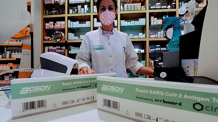 Telediario 1 - Los test de autodiagnóstico de COVID sin receta se agotan en muchas farmacias el primer día de su salida a la venta