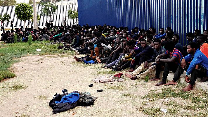 Telediario 2 - Más de 200 personas franquean la frontera de Melilla en un nuevo salto