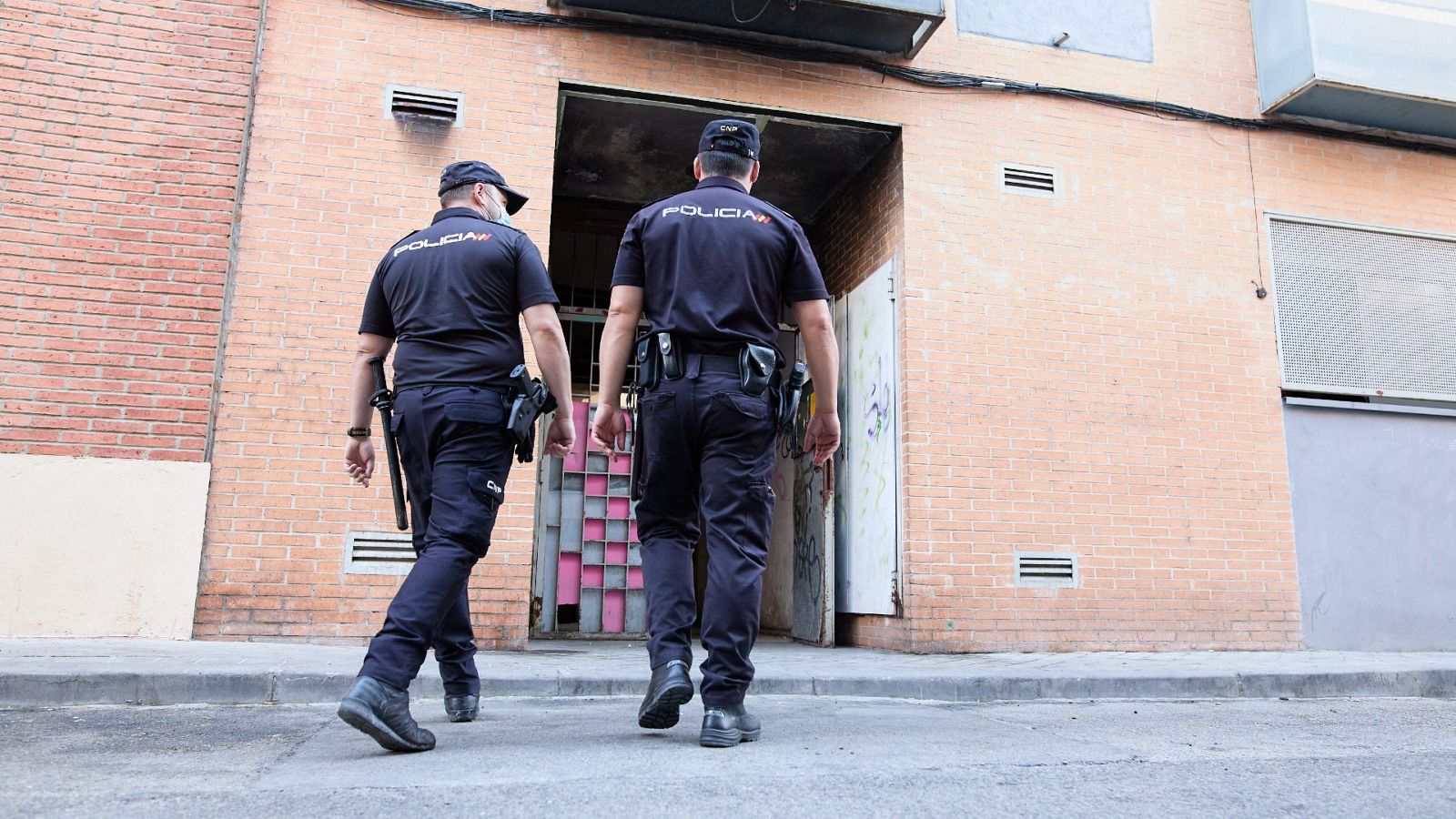 El juez cita a declarar a los policías que entraron por la fuerza en una vivienda por una fiesta ilegal en el confinamiento