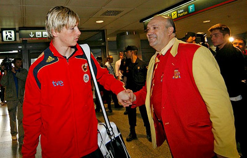 La selección española de fútbol, ya clasificada para el Mundial, se desplaza a Armenia con bajas en su delantera que pueden hacer un hueco a Güiza en punta.