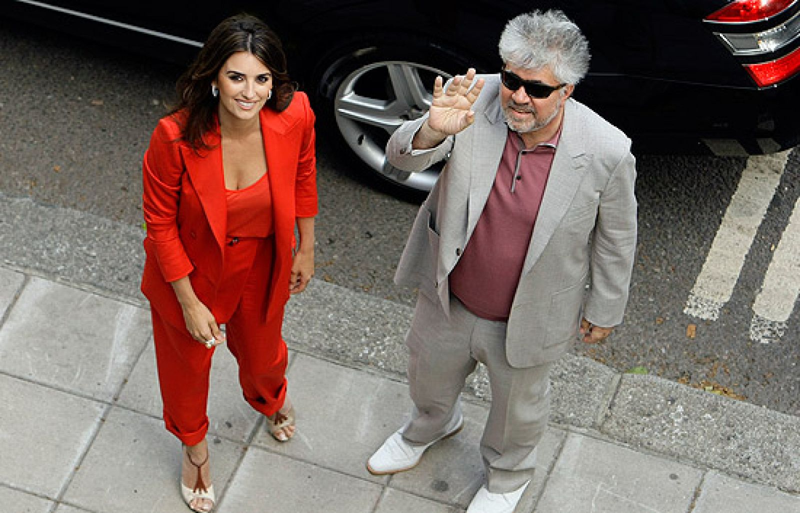 Pedro Almodóvar y Penélope Cruz pasean por EE.UU. 'Los abrazos rotos' | Ver
