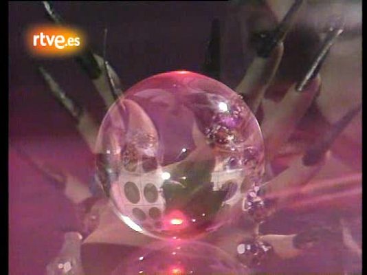  - Alaska interpreta 'Abracadabra' en 'La Bola de Cristal'.