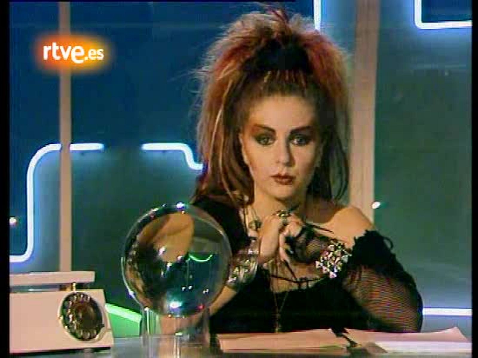 Tierno Galván habla de cuentos en 'La Bola de Cristal' | Ver