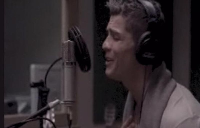 CR9 canta baladas
