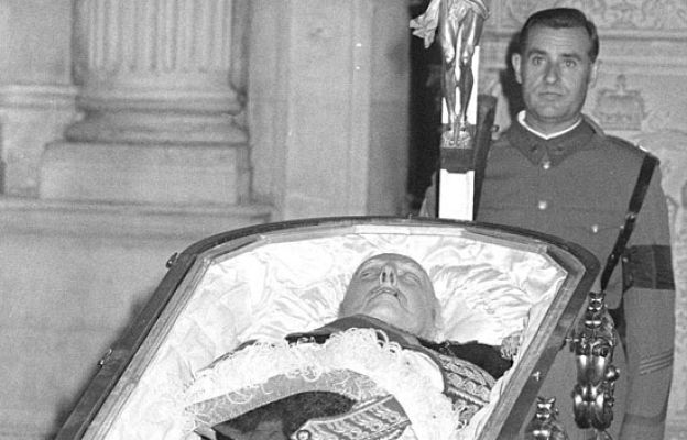 Informe semanal - La agonía de un régimen - Fue noticia en el Archivo de RTVE
