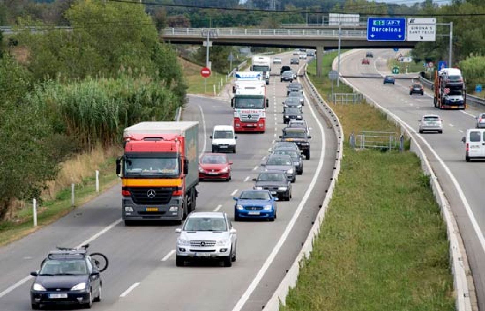 Muchos españoles se lanzan a la carretera para disfrutar de tres días de descanso | Ver