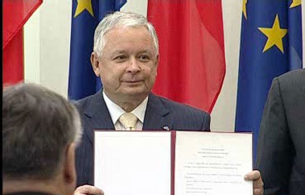  - Polonia firma el Tratado de Lisboa