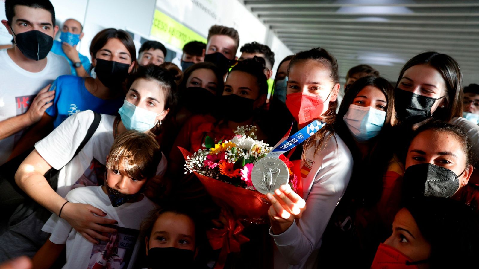 Tokyo 2020 | Adriana Cerezo cumple su promesa y se va a celebrar su medalla con sus amigas a la Warner