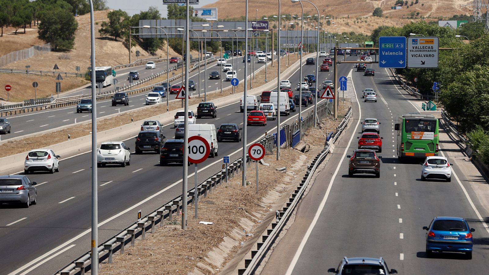 Casi 40 drones vigilan España en la operación salida de la DGT