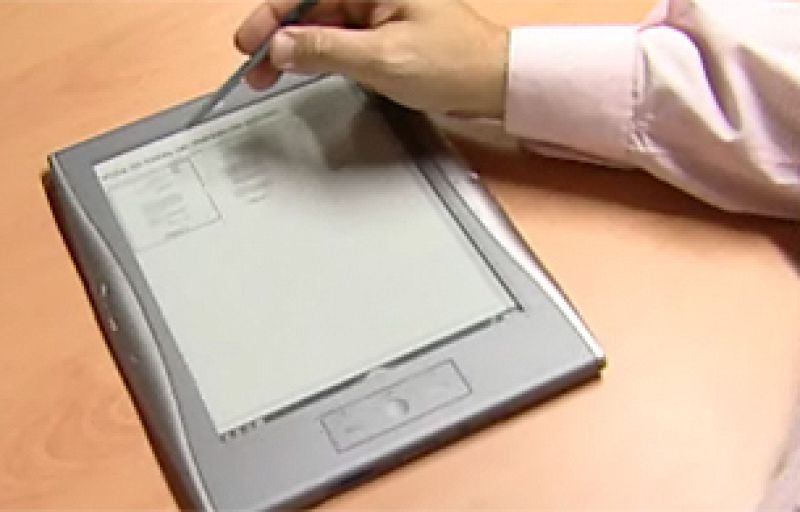 Los libros eléctrónicos, los ibooks, empiezan a llegar este curso a las universidades españolas como nuevo material didáctico. La de Alcalá de Henares es la primera universidad pública que ha incorporado esta nueva tecnología en sus estudios de Huma