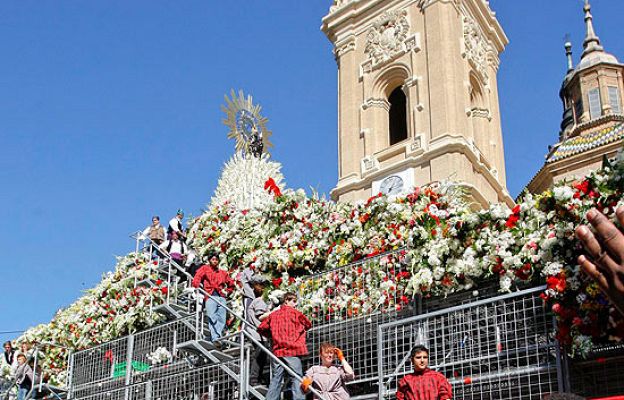  - Ofrenda floral en el Día del Pilar
