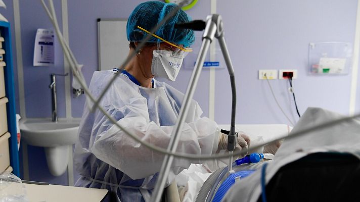 Telediario 2 - La bajada de los contagios no frena los ingresos hospitalarios, con más del 20% de presión en las UCI