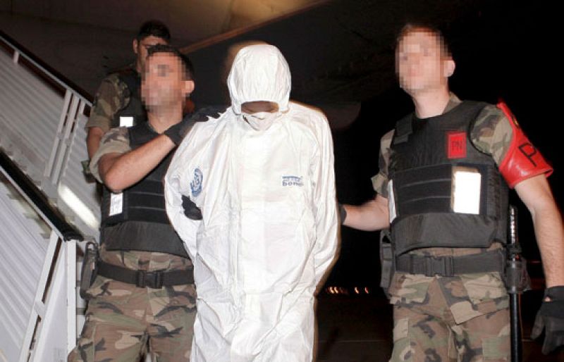 Llegan a España los dos piratas somalíes detenidos por el secuestro del Alakrana | Ver