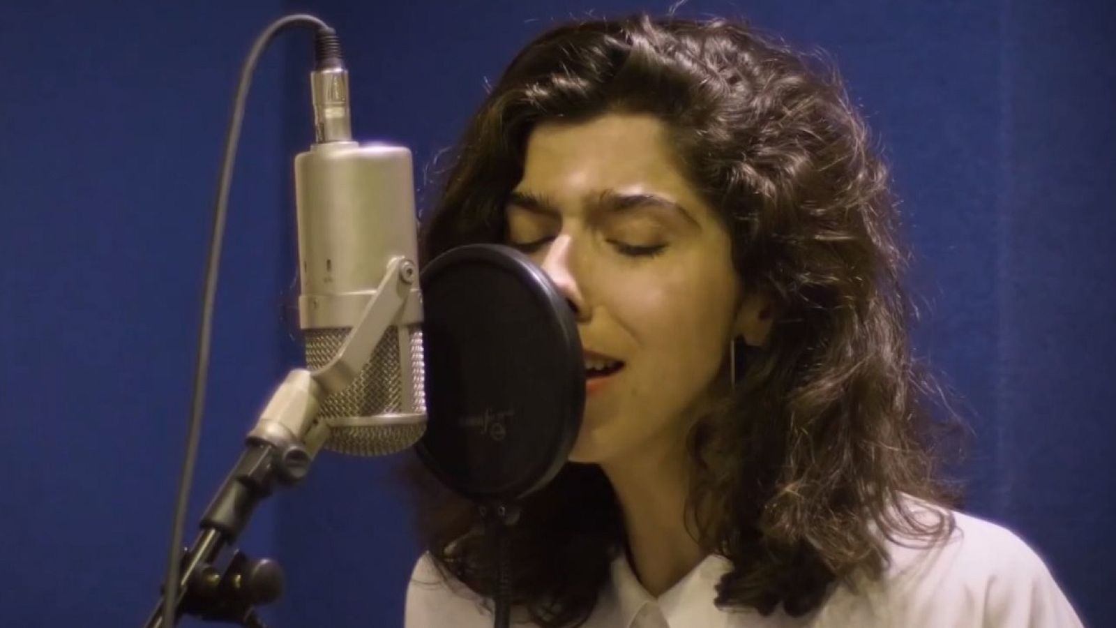 Julia de Castro lanza su primer disco en solitario | Ver