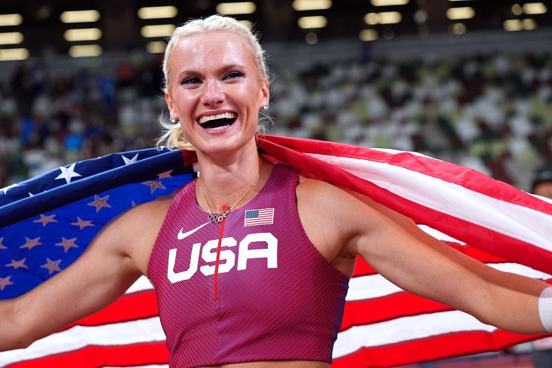 Katie Nageotte se alza con el oro olímpico en salto de pértiga