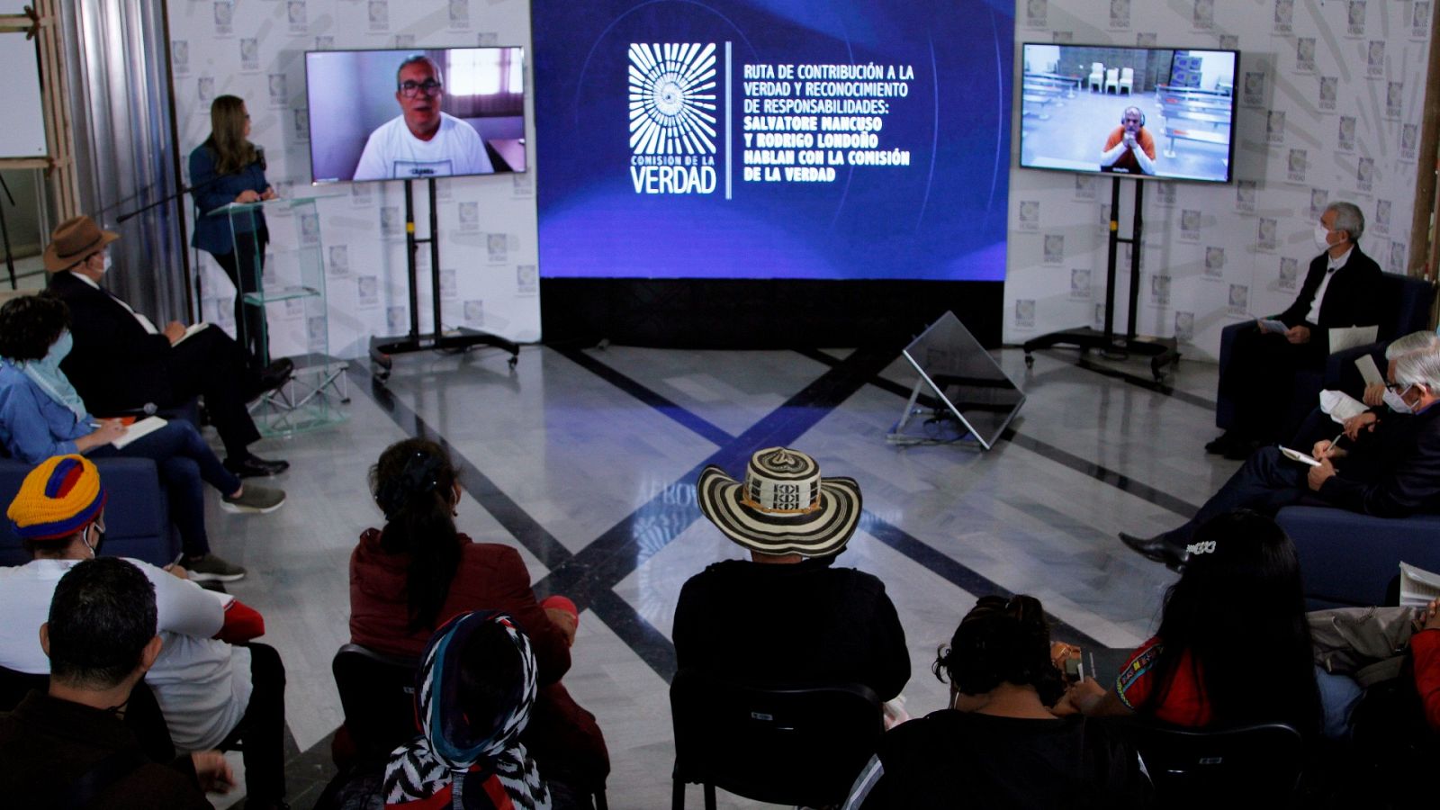 Reconciliación histórica entre los enemigos del conflicto de Colombia | Ver