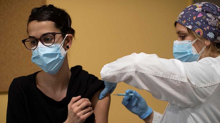 Telediario 1 - Cinco comunidades plantean que la vacuna contra la COVID-19 sea obligatoria para sanitarios y trabajadores de residencias