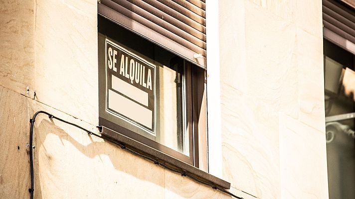 Telediario 2 - Barcelona impone una multa de 45.000 euros a un propietario por negarse a alquilar una vivienda por racismo