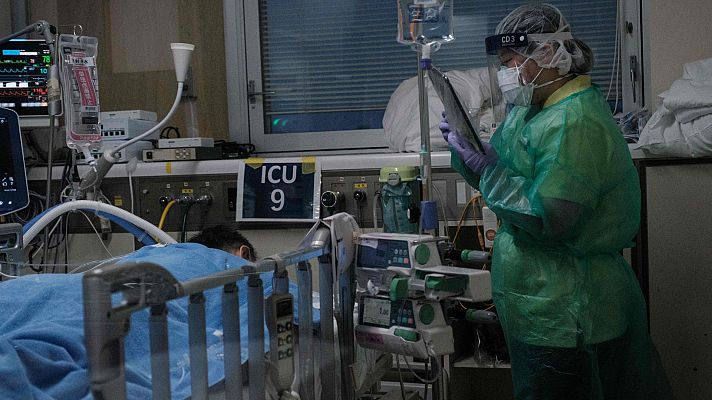 Telediario Fin de Semana - Pacientes con COVID relatan a TVE su paso por las UCI: "Estoy viva pero pude haber quedado ahí"