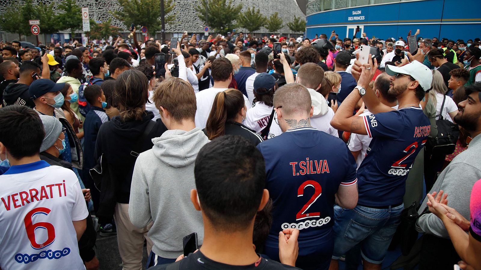 Telediario 2 | París espera con ansia la llegada de Leo Messi