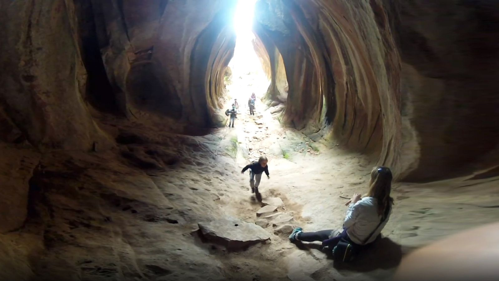 Mi familia en la mochila. Family Run - Ruta del Cóndor - Episodio 11: Villa Tunari - Toro Toro - ver ahora