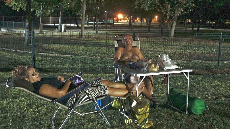 Las noches tropicales hacen imposible dormir en la ola de calor | Ver