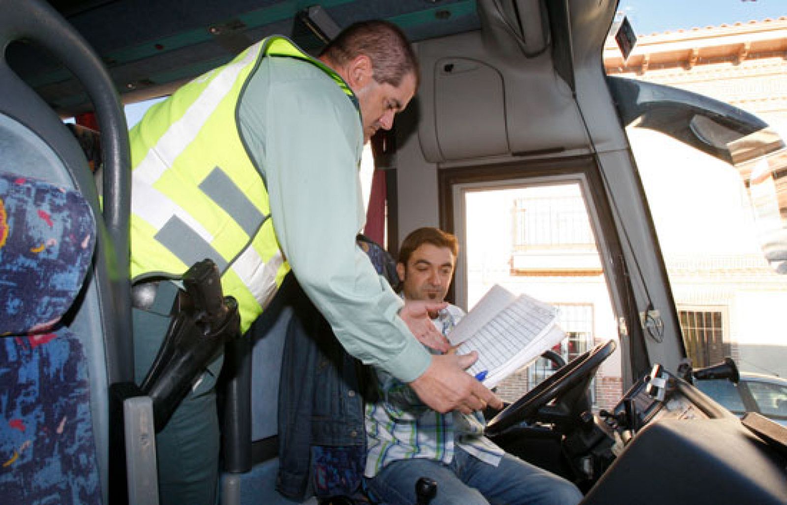 Tráfico intensifica los controles de seguridad en los autobuses escolares | Ver