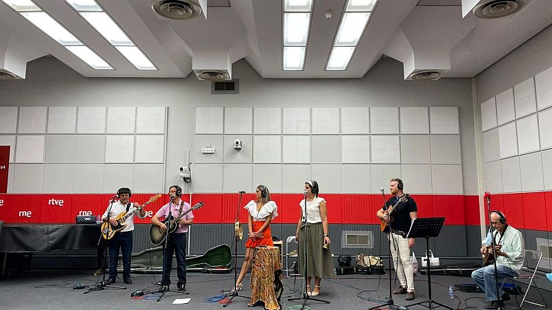 España vuelta y vuelta - Manantial Folk en directo en 'España vuelta y vuelta' - Ver ahora