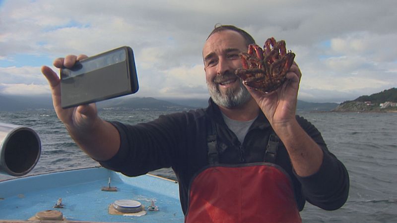 Mariñeiro do Son que difunde nas redes sociais o seu traballo no mar